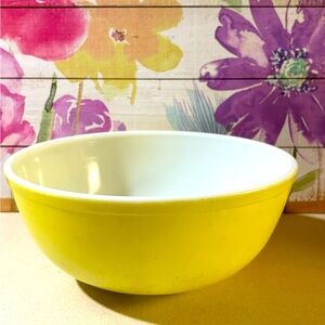 Vintage Pyrex Yellow 4 Quart Bowl